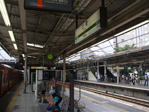 JR三鷹駅ホーム(JR中央線)写真画像