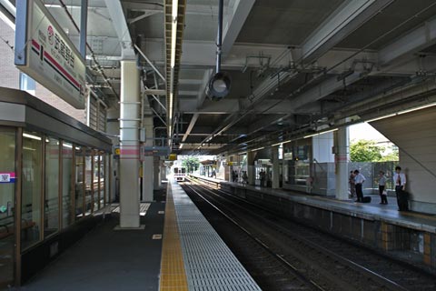 京王武蔵野台駅ホーム(京王線)写真画像