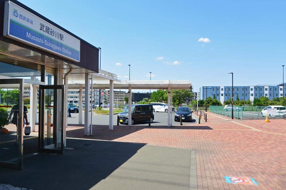 西武武蔵砂川駅前