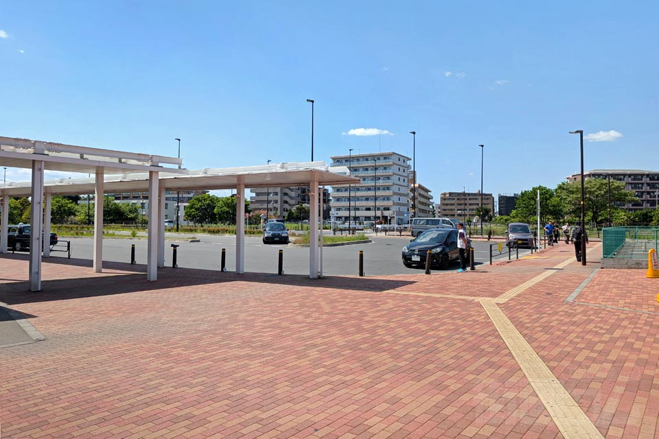 西武武蔵砂川駅前