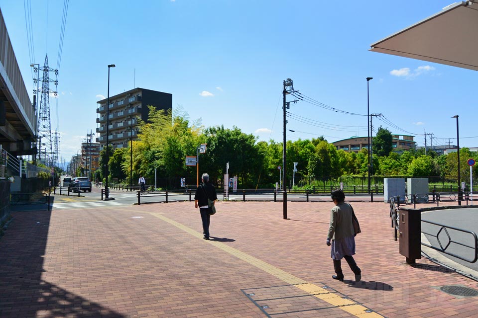 西武武蔵砂川駅前
