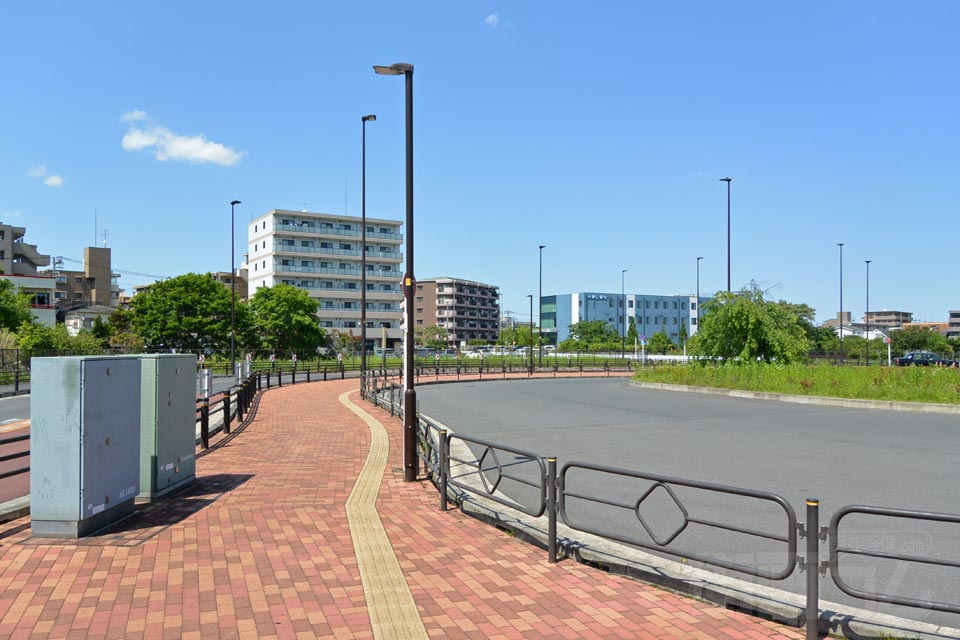 西武武蔵砂川駅前