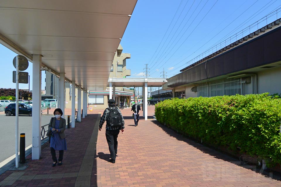 西武武蔵砂川駅前