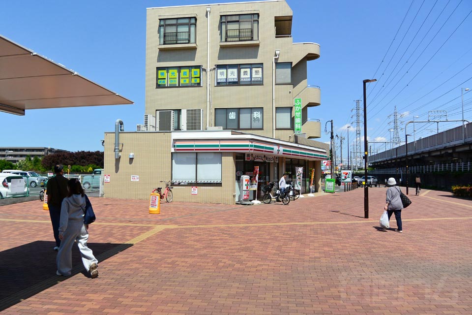 西武武蔵砂川駅前