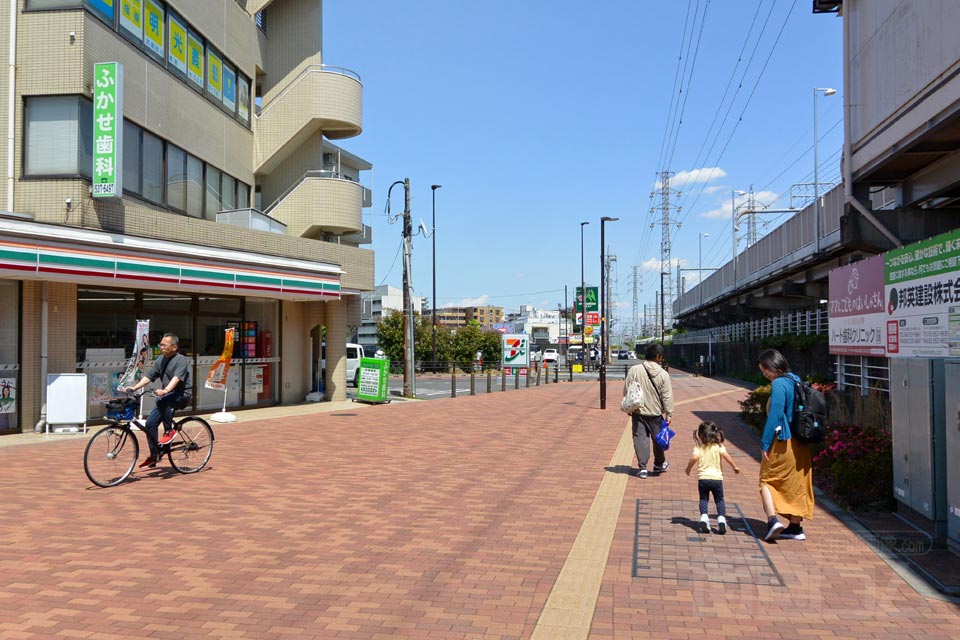 西武武蔵砂川駅前