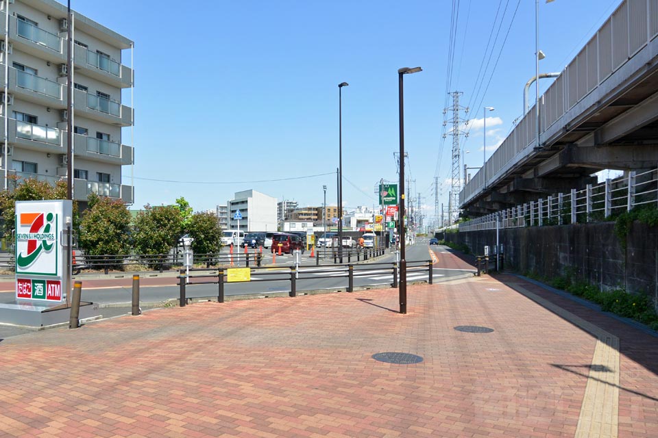 西武武蔵砂川駅前