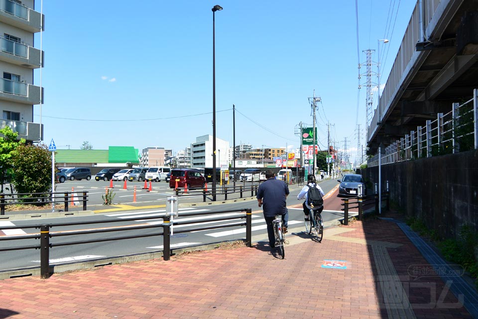 西武武蔵砂川駅前