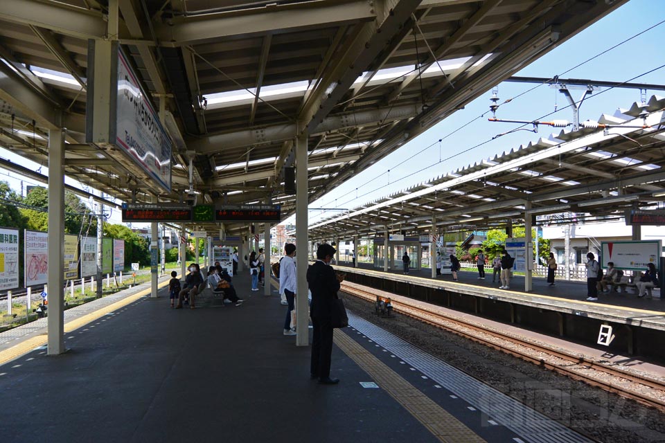 西武小川駅ホーム(西武拝島線)