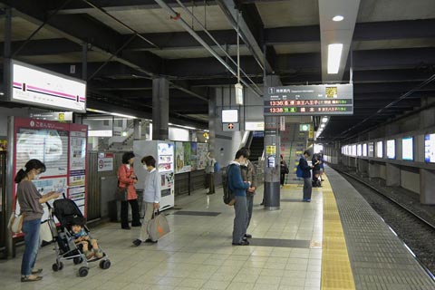 京王仙川駅ホーム(京王線)写真画像