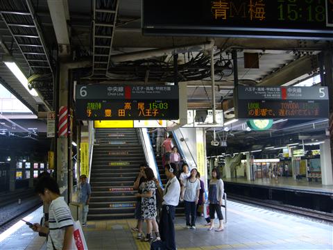 JR立川駅ホーム(JR中央快速線・青梅線)写真画像