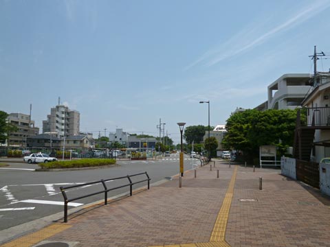 西武多磨駅前東側写真画像