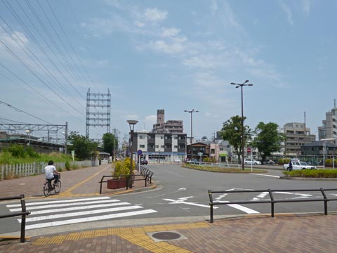 西武多磨駅前東側写真画像