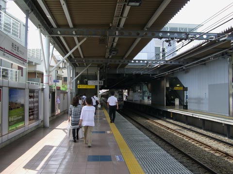 京王飛田給駅ホーム(京王線)写真画像