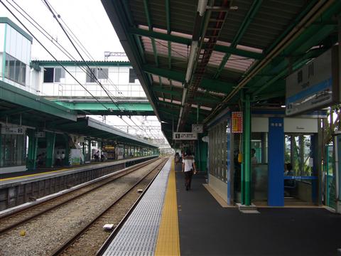 小田急鶴川駅ホーム(小田急小田原線)写真画像