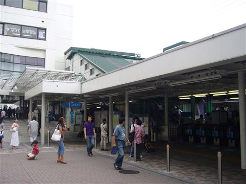 小田急鶴川駅前写真画像