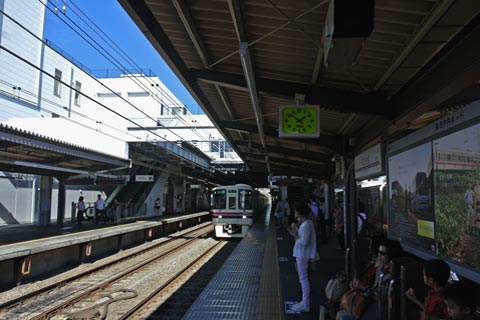 京王つつじヶ丘駅ホーム(京王線)写真画像
