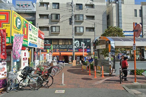 京王つつじヶ丘駅北口前写真画像