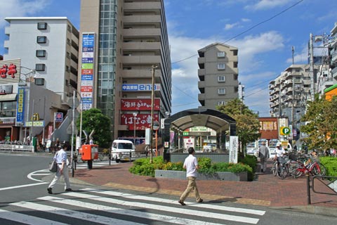 京王つつじヶ丘駅北口前写真画像