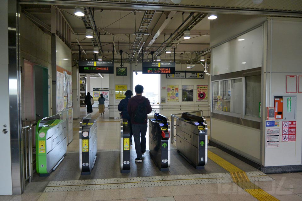 JR谷保駅改札口