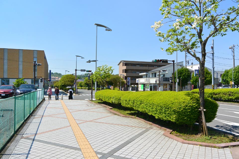 小田急秦野駅南口前