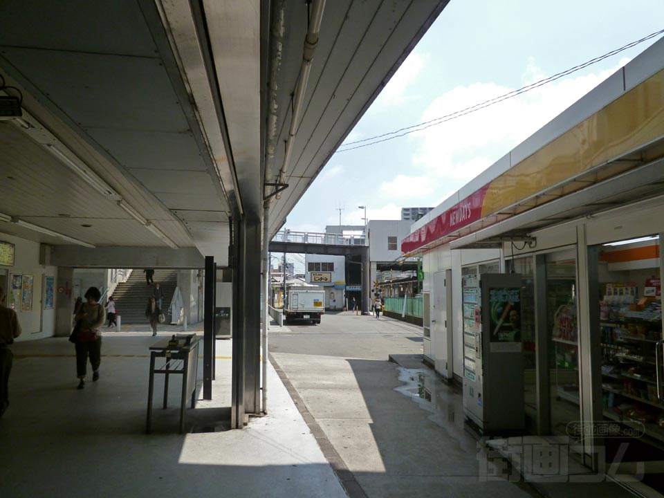 JR新子安駅前