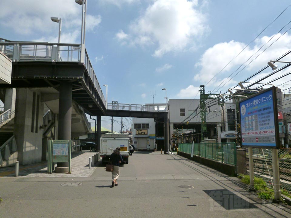 JR新子安駅前