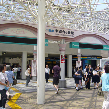 神奈川県川崎市麻生区新百合ヶ丘駅前写真画像
