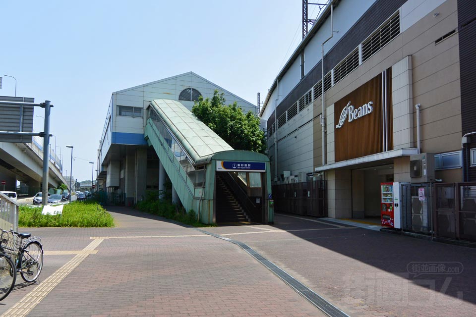 JR・シーサイドライン新杉田駅前