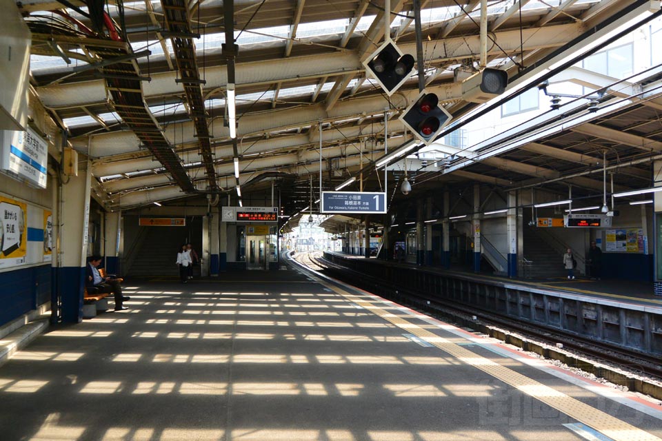 小田急東海大学前駅ホーム（小田原線）