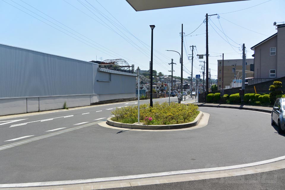 小田急東海大学前駅北口前