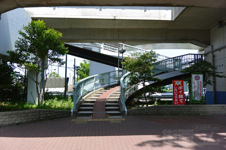 横浜シーサイドライン鳥浜駅前