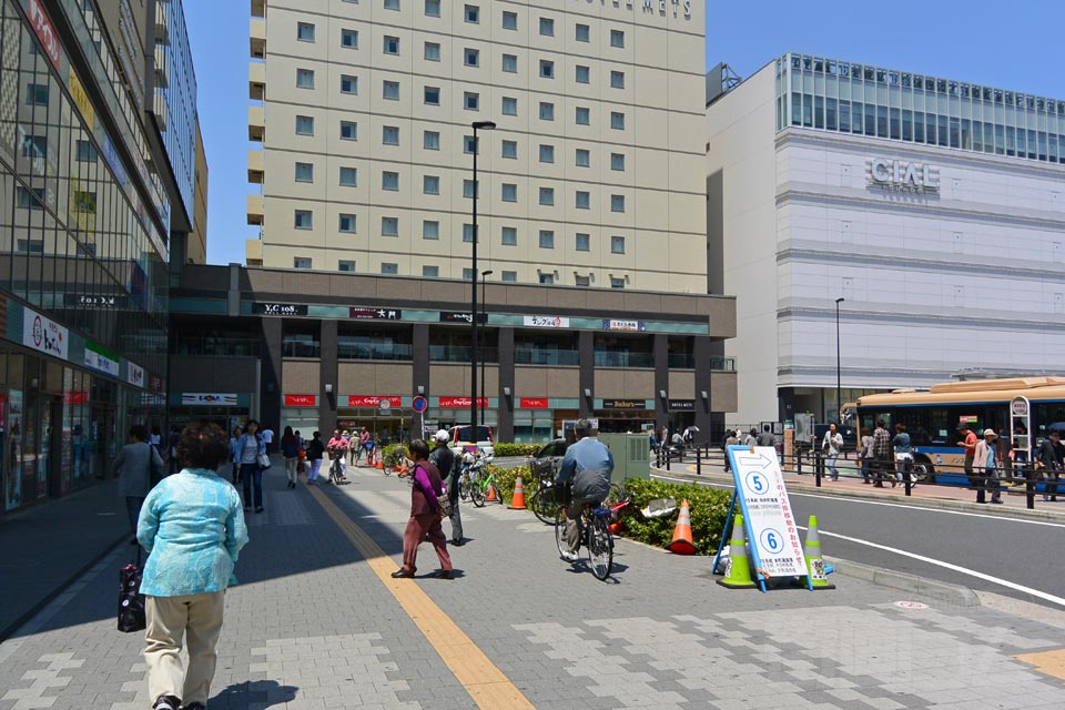 JR鶴見駅東口前