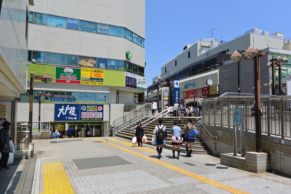 JR鶴見駅西口前
