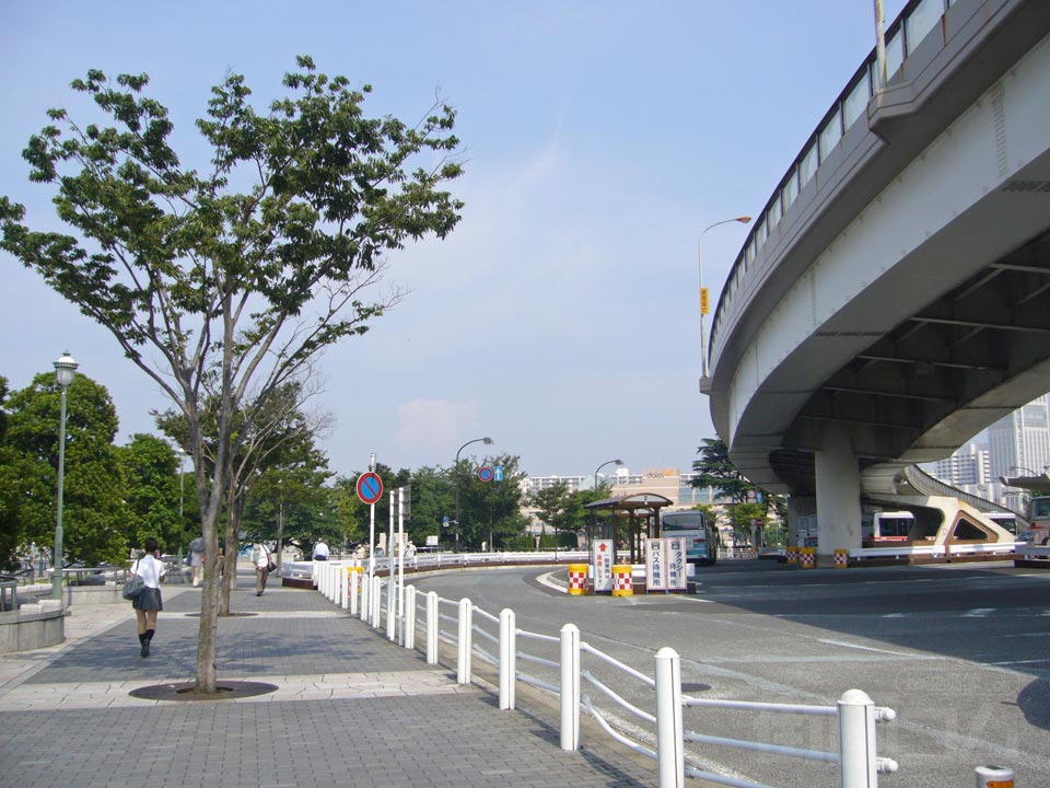 JR横須賀駅前