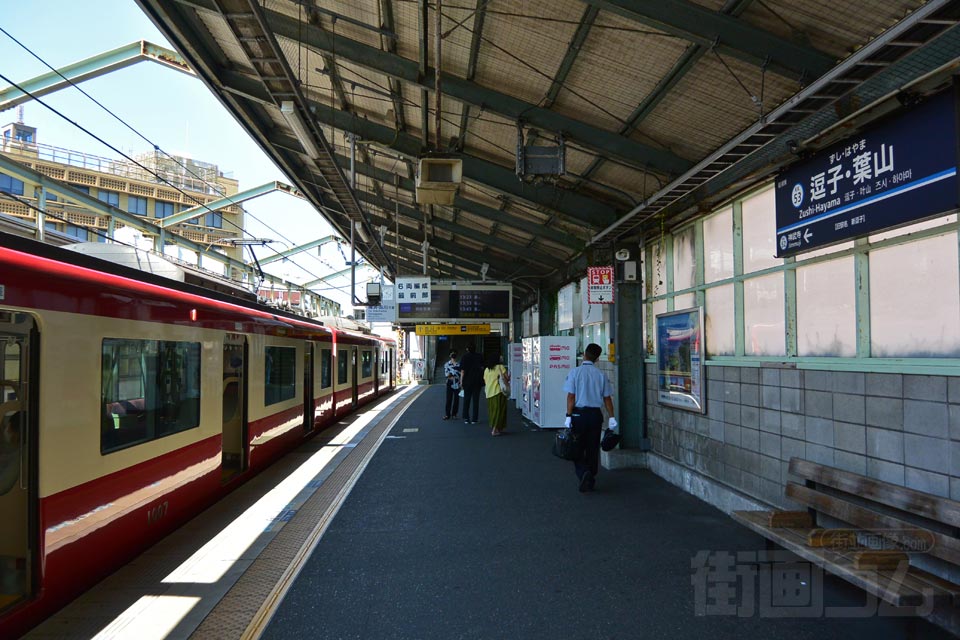 京急逗子・葉山駅ホーム(京急逗子線)