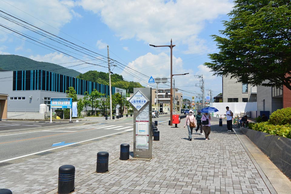 山梨学院大学バス停
