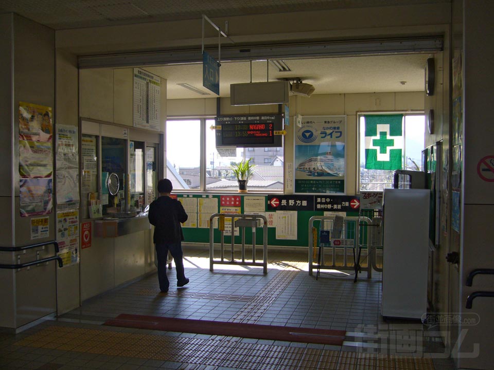 長野電鉄信濃吉田駅改札口写真画像