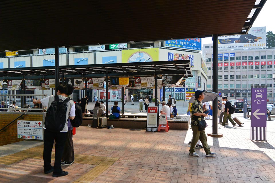 JR熱海駅前