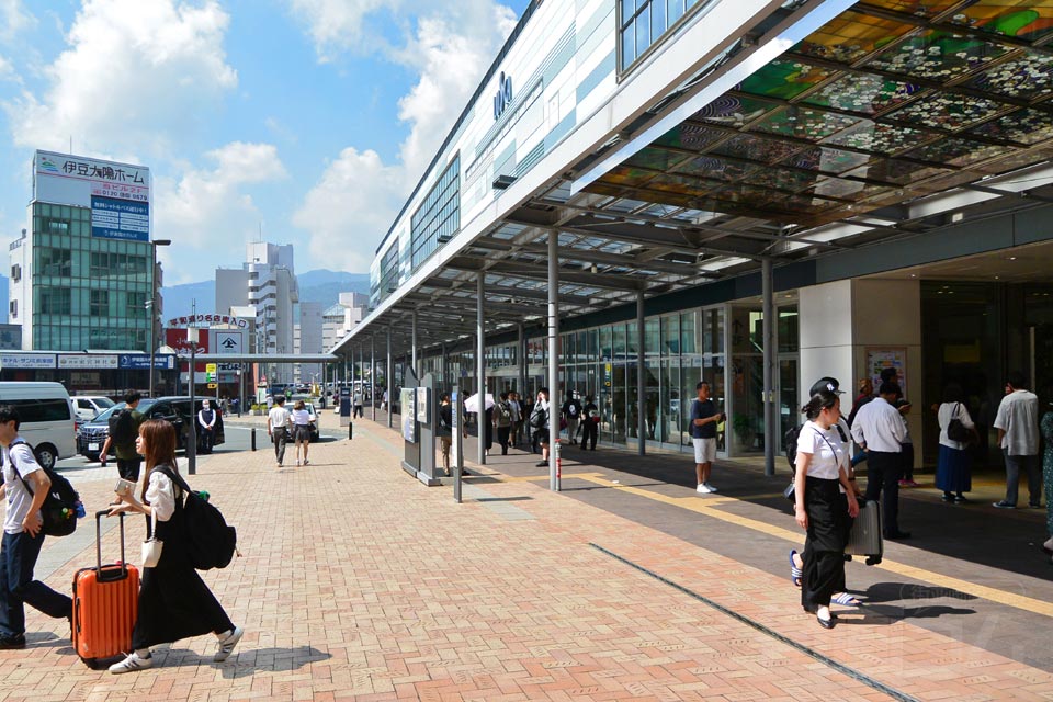 JR熱海駅前