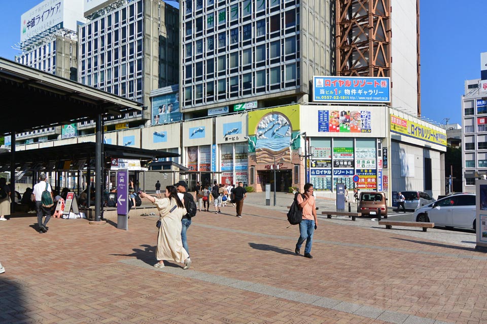 JR熱海駅前