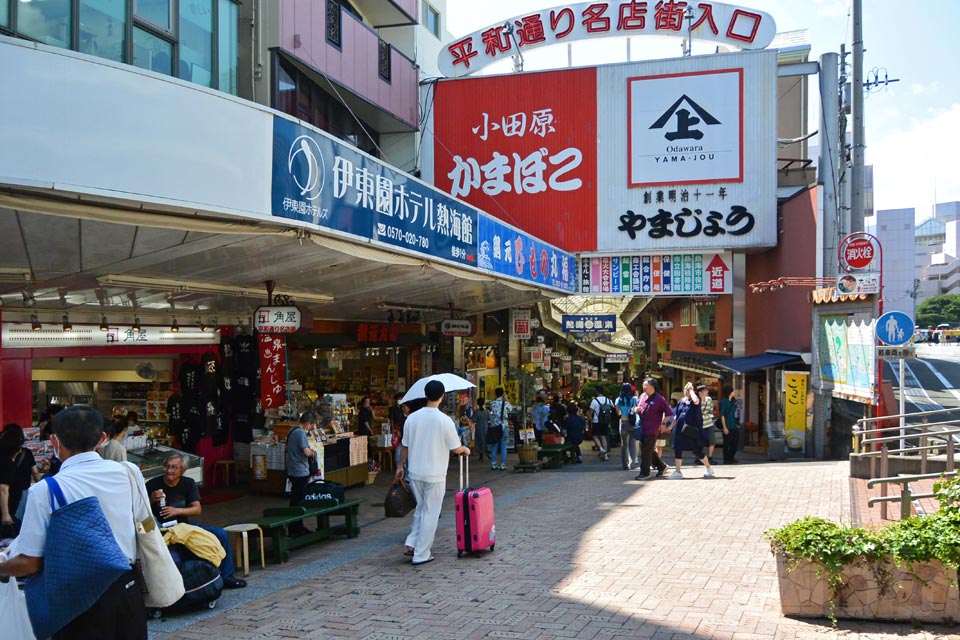 平和通り名店街入口