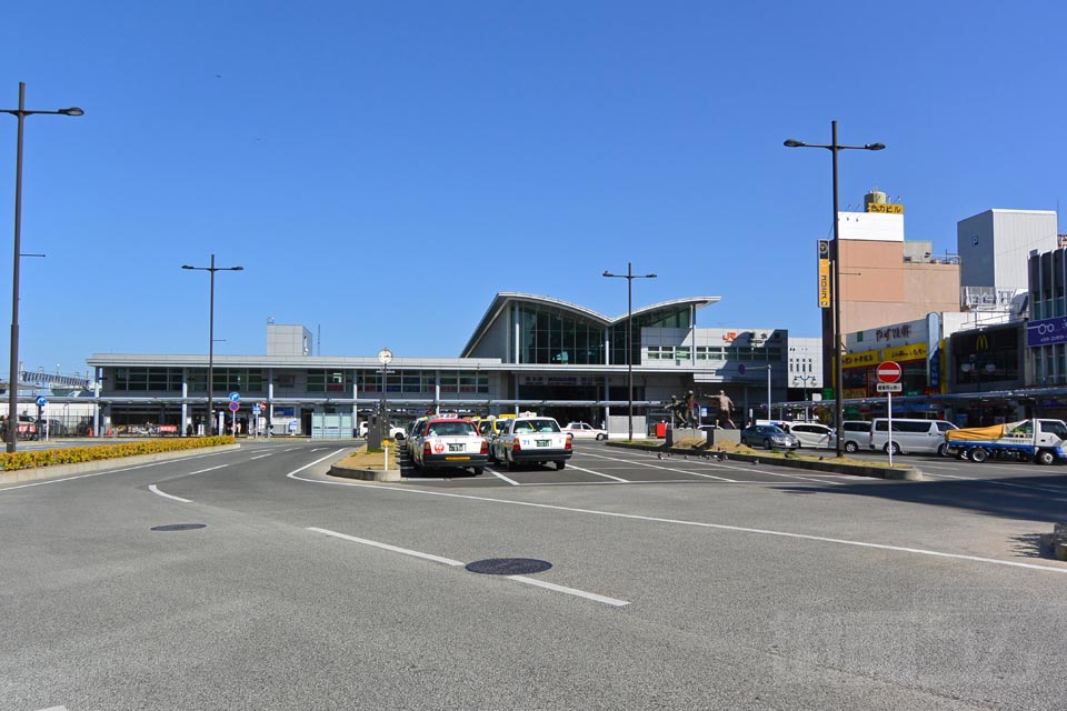 西口駅前広場・バスターミナル