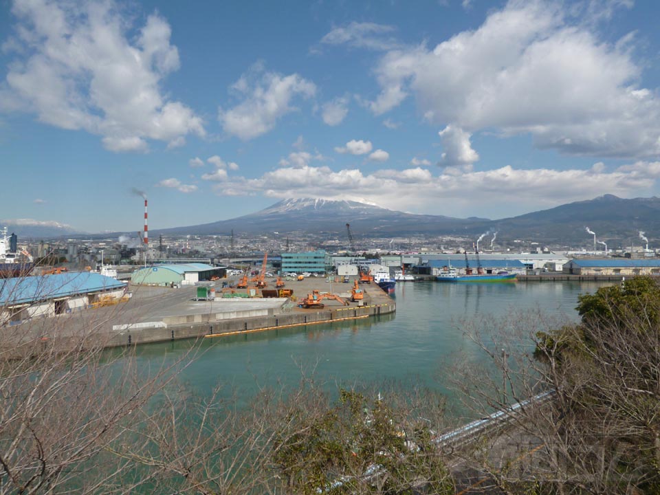 富士と港の見える公園から富士(吉原)市街