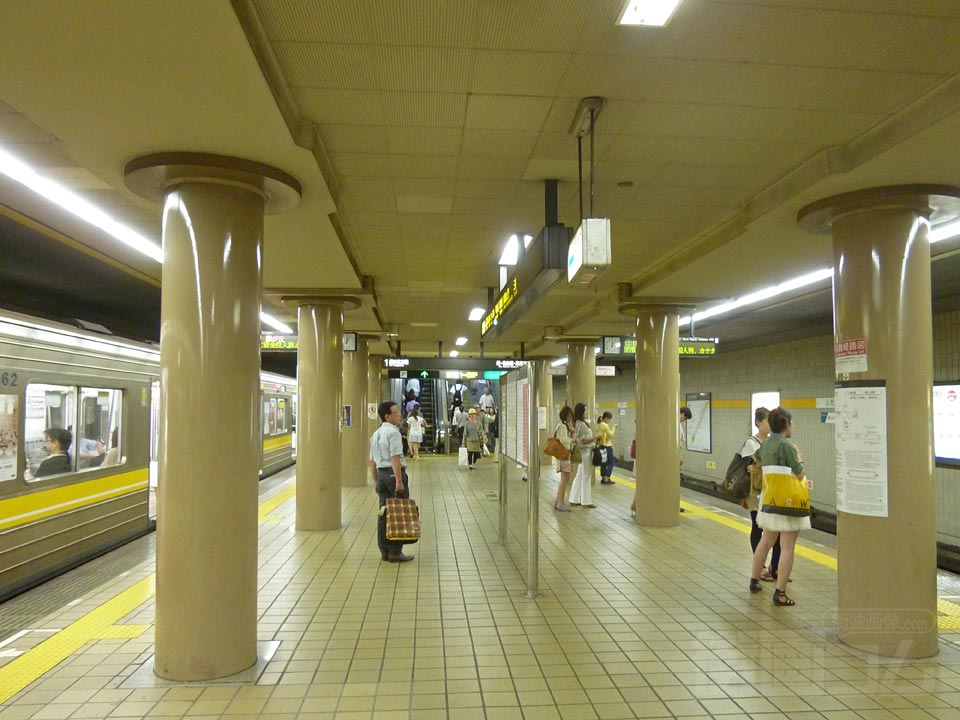 名古屋市営地下鉄星ヶ丘駅ホーム(東山線)