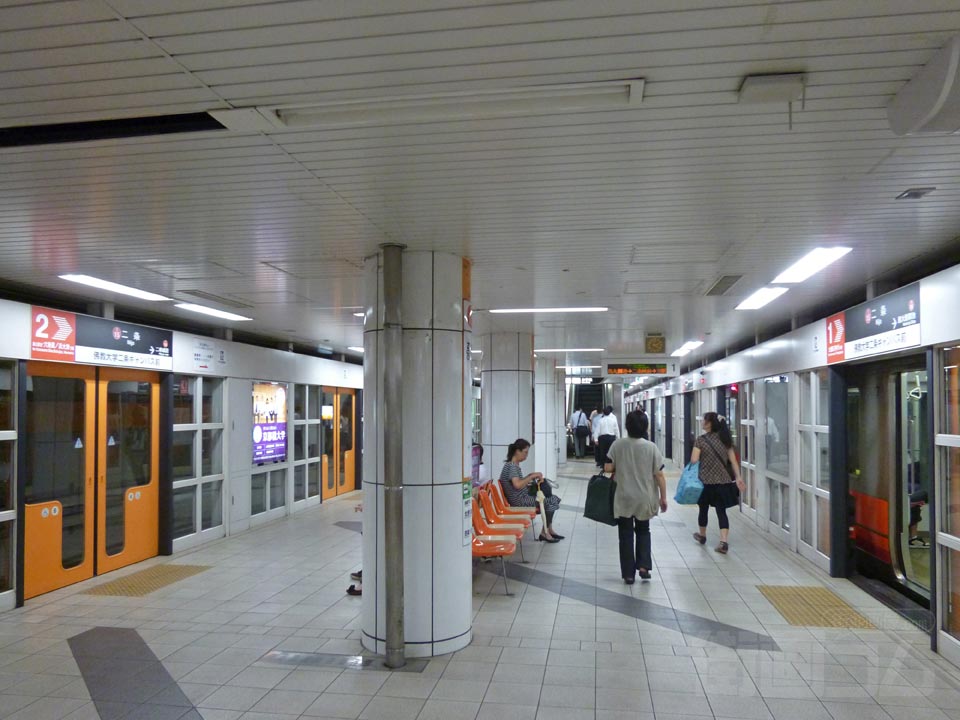 京都市営地下鉄二条駅ホーム(東西線)