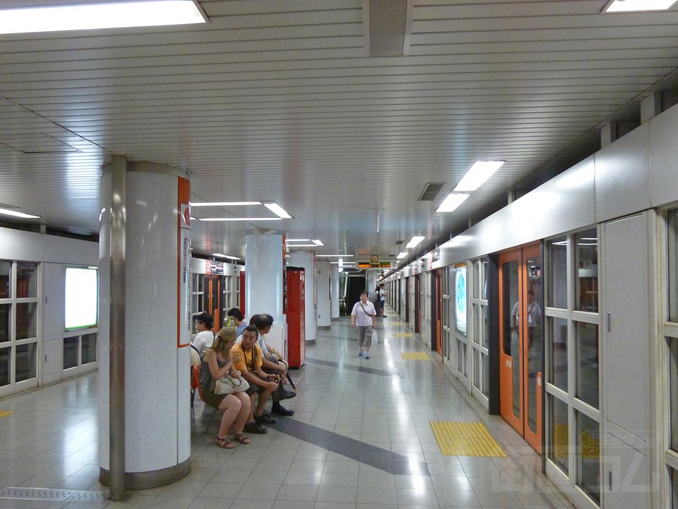 京都市営地下鉄二条城前駅ホーム(東西線)