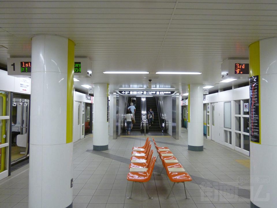 京都市営地下鉄太秦天神川駅ホーム(東西線)