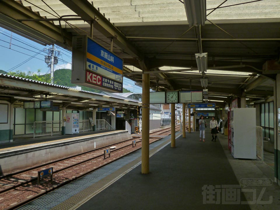 京阪山科駅ホーム