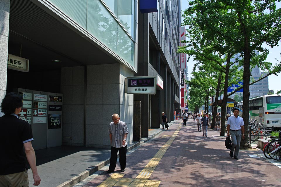 大阪市営地下鉄東梅田駅前写真画像