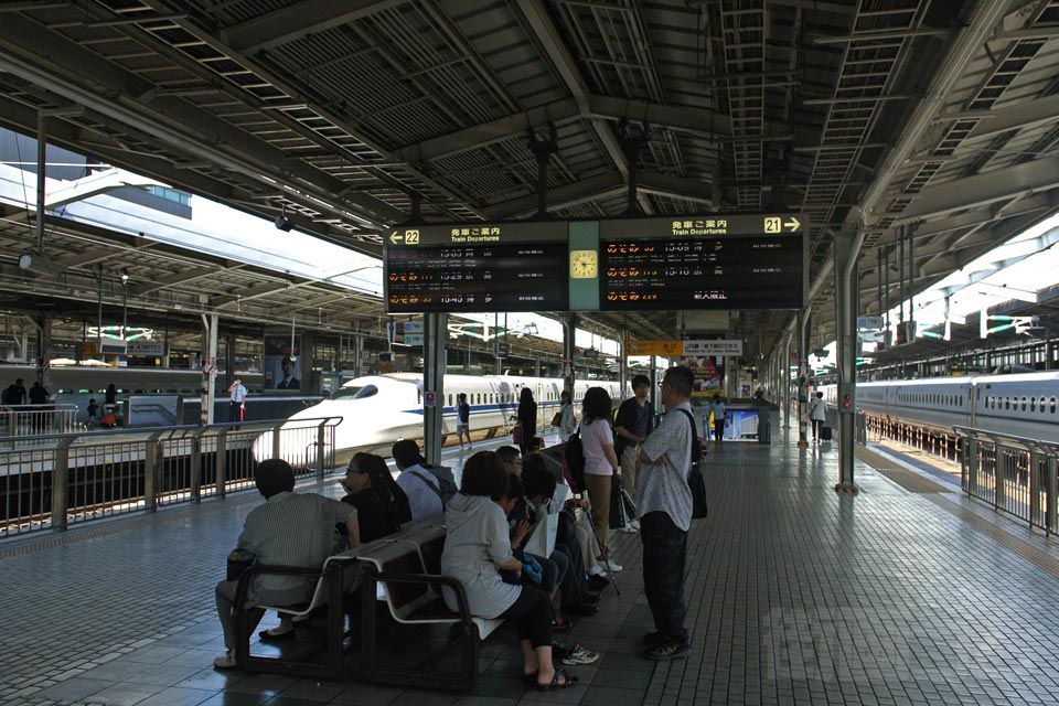 JR新大阪駅ホーム(東海道新幹線・山陽新幹線)